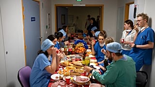 Weihnachtsessen auf der Covid-Intensivstation im Krankenhaus La Timone in Marseille