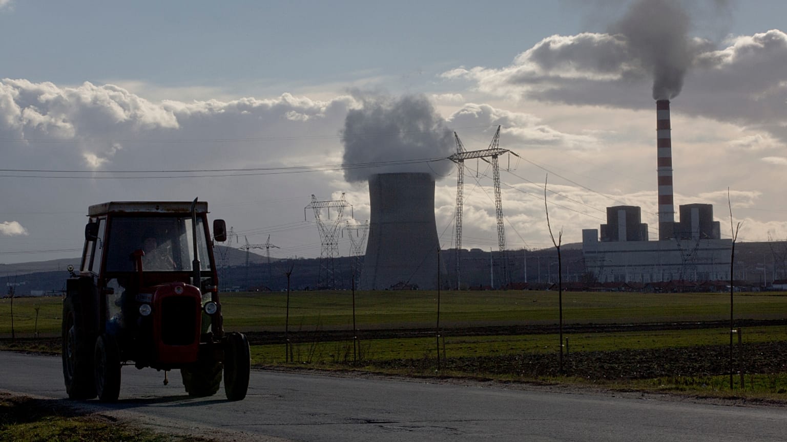Trator passa perto da central termoelétrica Kosovo B, em Obilic