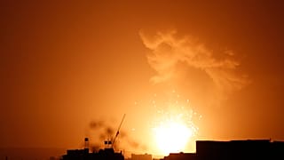 صورة أرشيفية لغارة جوية شنّها التحالف على موقع للحوثيين في مدينة صنعاء 4 يوليو 2015