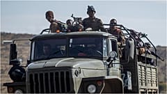 جنود من القوات الحكومية الإثيوبية يستقلون شاحنة عسكرية بالقرب من أغولا، شمالي البلاد