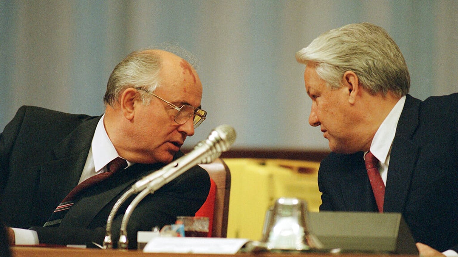 Mikhail Gorbaciov e Boris Eltsin, al Congresso del Partito Comunista sovietico. Era il 2 settembre 1991. 