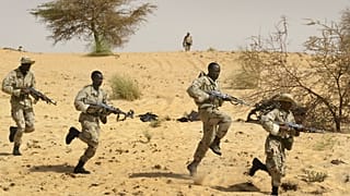 عناصر من جيش مالي خلال تدريبات في صحراء قرب العاصمة تمبكتو. 18/03/2004