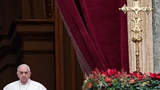 Папа Римский обращается к пастве с посланием "Граду и миру"