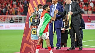 لاعب الأهلي المصري حسين الشحات يتوشح بعلم فلسطين خلال تكريمه من رئيس الفيفا بعد فوز الاهلي على الرجاء المغربي في كأس السوبر الإفريقي بالدوحة