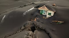 La Palma adasındaki yanardağ patlaması sonrası yüzlerce ev lavların altında kaldı