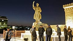 تمثال للشاعر أبو الطيب المتنبي في مدخل الشارع الذي يحمل اسمه والذي يعد القلب التاريخي لتجارة الكتب ومنفذ الكتاب والمثقفين وسط بغداد. 2012/12/25