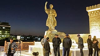تمثال للشاعر أبو الطيب المتنبي في مدخل الشارع الذي يحمل اسمه والذي يعد القلب التاريخي لتجارة الكتب ومنفذ الكتاب والمثقفين وسط بغداد. 2012/12/25