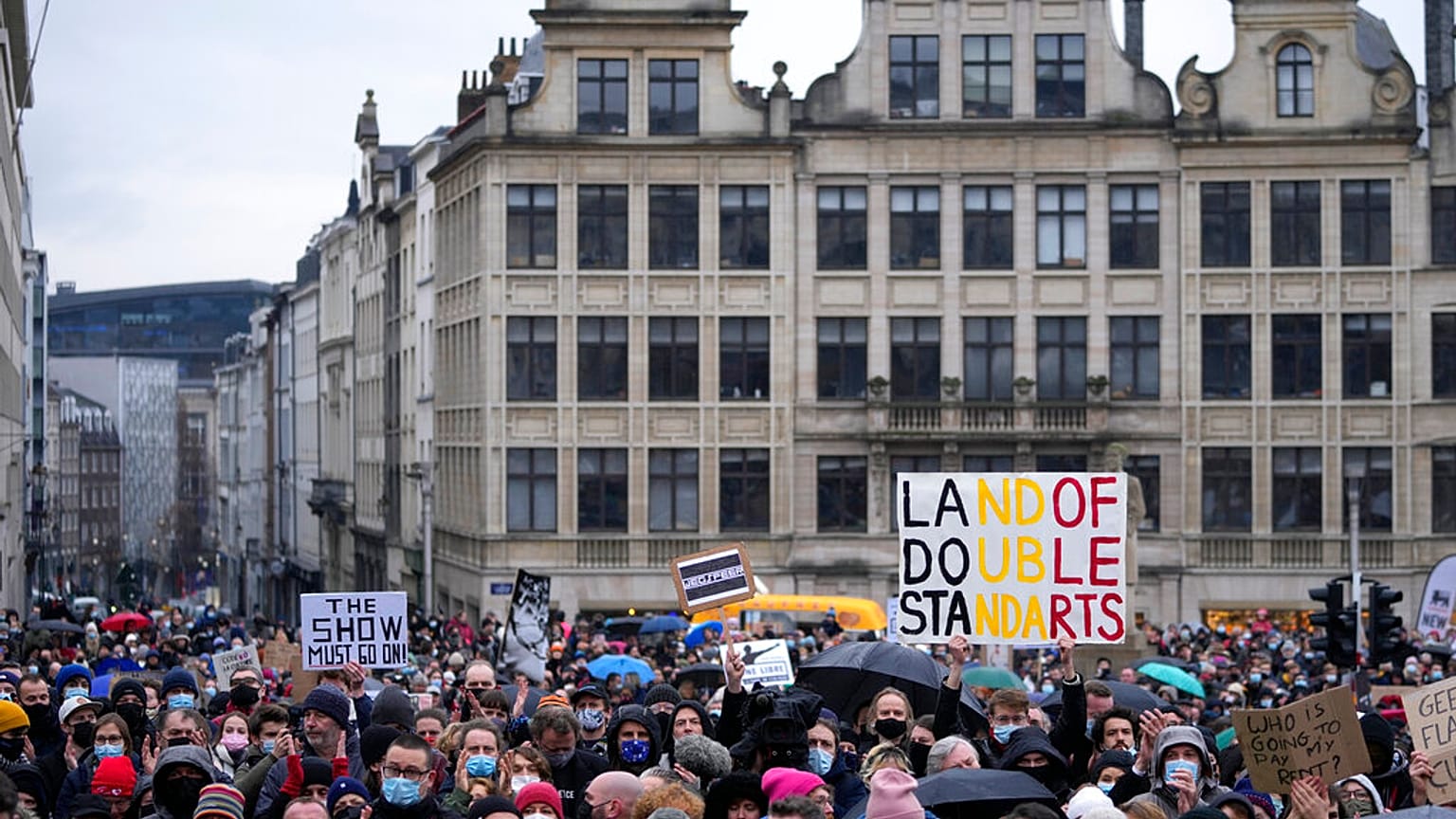 Domenica di proteste del mondo culturale a Bruxelles: si nota la scritta "The show must go on". 