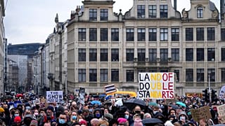 Domenica di proteste del mondo culturale a Bruxelles: si nota la scritta "The show must go on". 