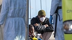 Migranten am Hafen von Pozzallo 