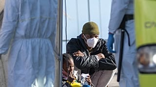 Migranten am Hafen von Pozzallo 