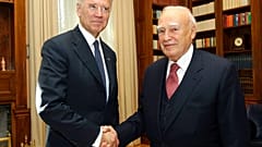 Una foto di 10 anni fa, 5 dicembre 2011. Karolos Papoulias con l'allora vicepresidente americano Joe Biden. 