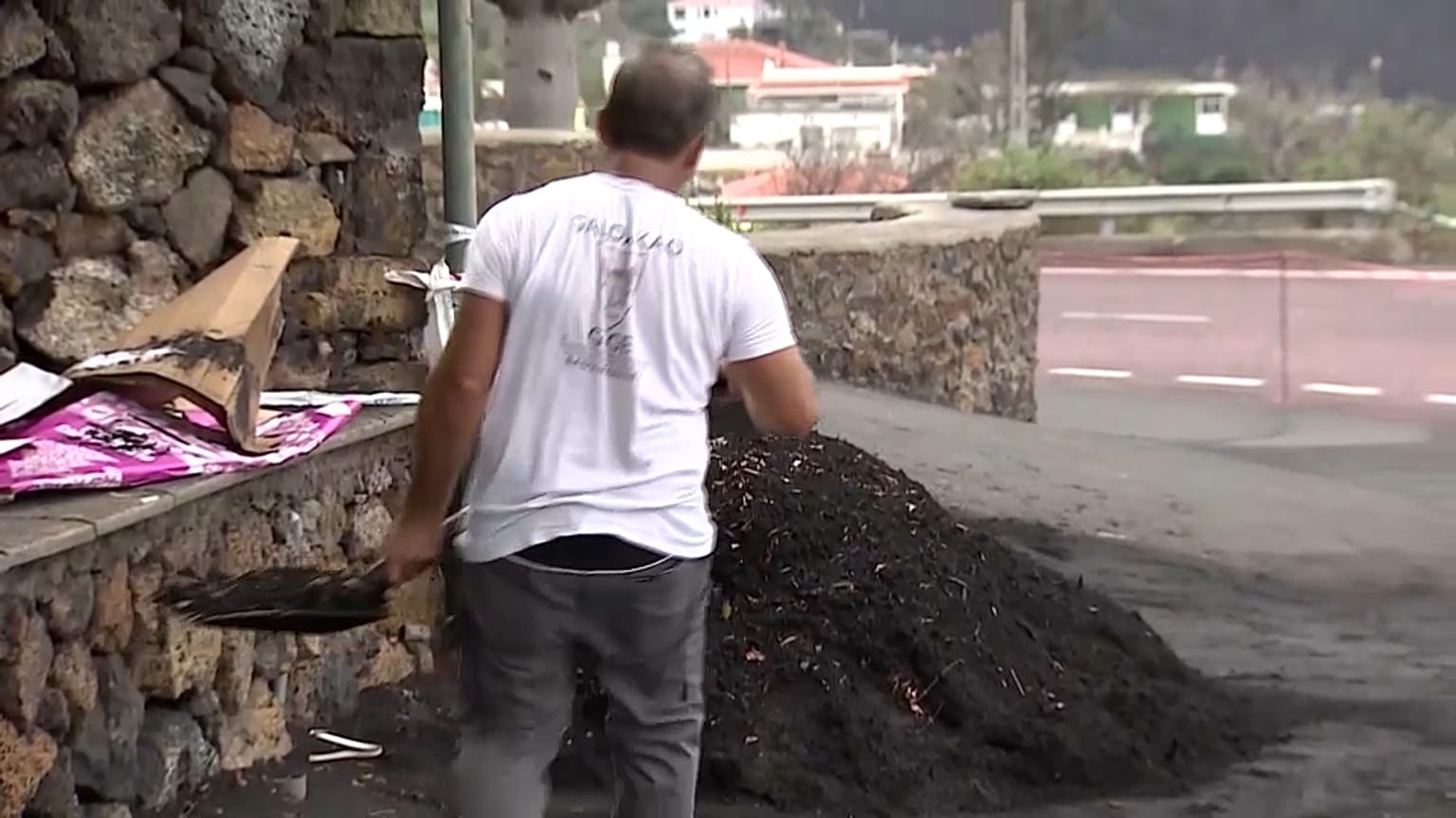 Un hombre recoje ceniza en La Palma