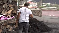 Un hombre recoje ceniza en La Palma