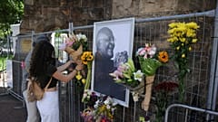 Flores estão a ser colocadas na Catedral de São Jorge, na Cidade do cabo