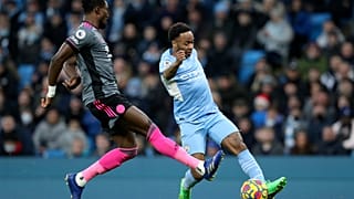 دانييل أمارتي لاعب ليستر منع تسديدة من رحيم سترلينج لاعب مانشستر سيتي، إلى اليمين ، خلال مباراة الدوري الإنجليزي الممتاز لكرة القدم. 2021/12/26