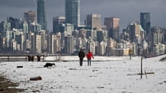 Прохожие прогуливают собаку в Ванкувере, Канада
