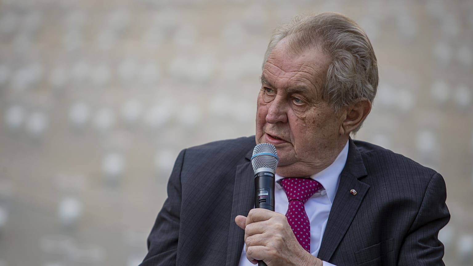 Archív felvétel: Milos Zeman cseh elnök beszédet mond a prágai várban