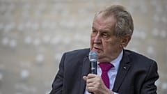 Archív felvétel: Milos Zeman cseh elnök beszédet mond a prágai várban