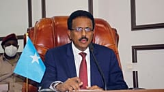 الرئيس الصومالي محمد عبد الله محمد ، خلال مؤتمر صحفي في مقديشيو، الصومال. 