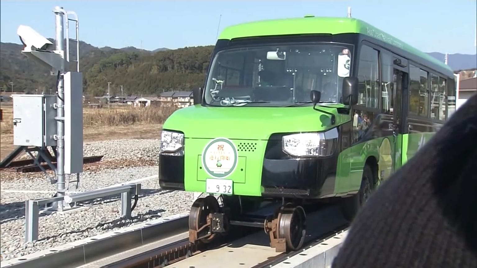 Le DMV, qui passe de véhicule de route, à train, Japon