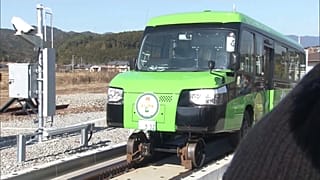 Le DMV, qui passe de véhicule de route, à train, Japon