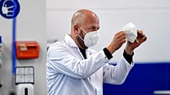 Geschäftsführer Christian Vorbau vom Maskenhersteller Sentias kontrolliert die Produktion von FFP2-Gesichtsmasken  in Wuppertal, 28.01.2021