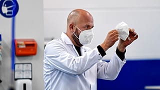 Geschäftsführer Christian Vorbau vom Maskenhersteller Sentias kontrolliert die Produktion von FFP2-Gesichtsmasken  in Wuppertal, 28.01.2021