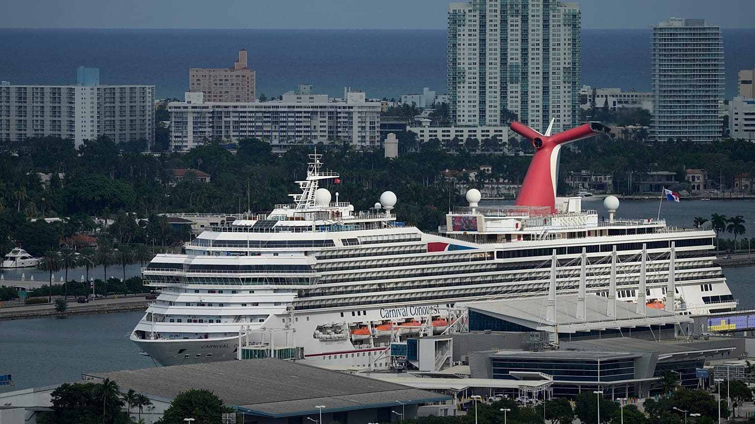 ARCHIVO: El crucero Carnival Conquest está atracado en el puerto de Miami, el 20 de octubre de 2021.