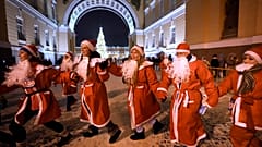 Участники забега Дедов Морозов на Дворцовой площади в Санкт-Петербурге