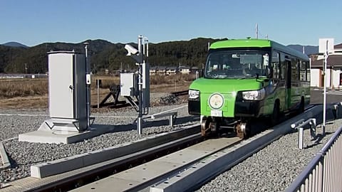 Image shows a 'Dual Mode Vehicle' that has just started operating in Japan.