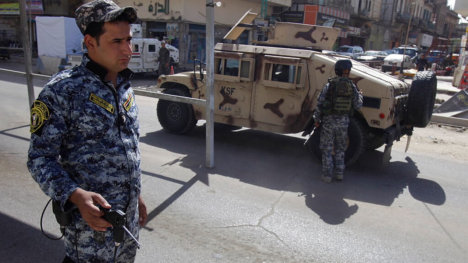 ضابط شرطة عراقي عند نقطة تفتيش وسط بغداد، العراق، الأحد 23 أكتوبر/تشرين الأول 2011.