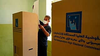 عراقي يدلي بصوته في الانتخابات التشريعية في الموصل، العراق.