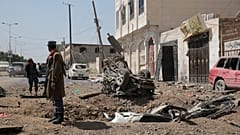 جندي في موقع غارة جوية للتحالف في صنعاء، اليمن.