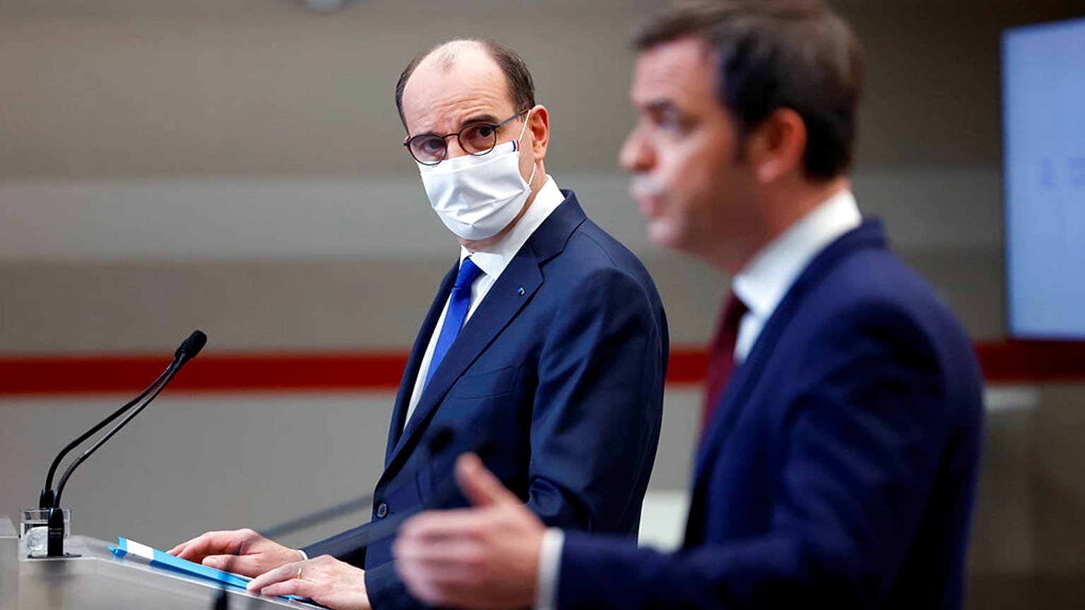 Archives : le chef du gouvernement français Jean Castex (à g.) et Olivier Véran, ministre de la Santé - Paris, 14/01/2021