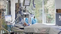 Ein Covid-19-Patient auf der Intensivstation in Westerstede, 17.12.2021