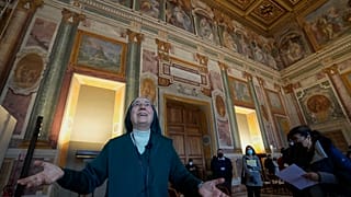 Латеранский дворец расположен за пределами Ватикана, но является его частью