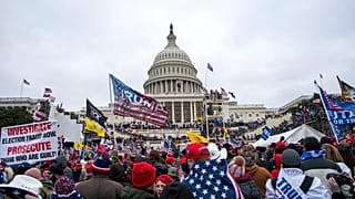 مواليون للرئيس  الأمريكي السابق دونالد ترامب في مبنى الكابيتول الأمريكي في واشنطن، الولايات المتحدة.