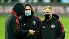 Jogadores do Manchester United protegidos com máscara antes de um jogo