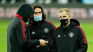 Jogadores do Manchester United protegidos com máscara antes de um jogo