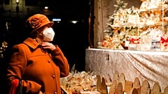 Frau mit FFP2-Maske im Zentrum von Wien