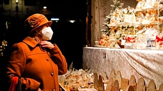 Frau mit FFP2-Maske im Zentrum von Wien