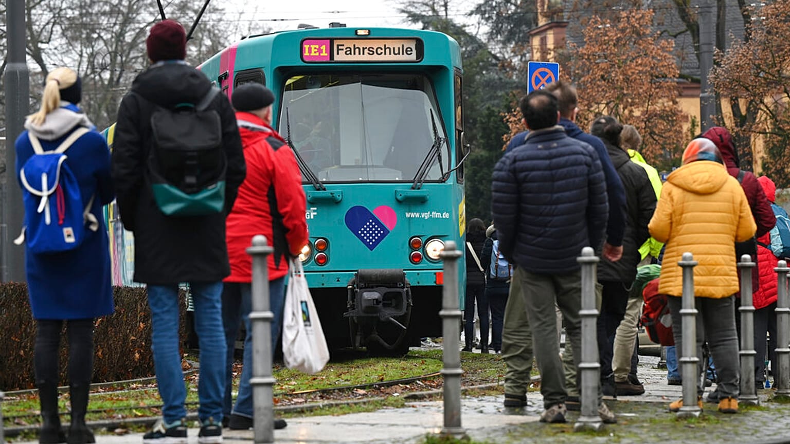 Wartende vor einer zur Impfstation umfunktionierten Tram in Frankfurt am Main am 27.12.2021