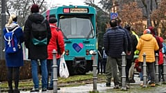 Wartende vor einer zur Impfstation umfunktionierten Tram in Frankfurt am Main am 27.12.2021