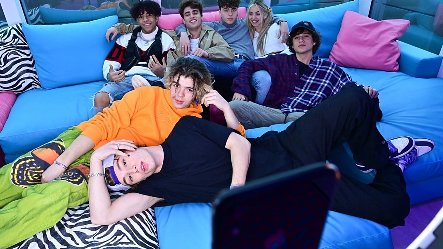 Milano, 21 gennaio 2021: gli influencer Yusuf Panseri, Simone Berlini, Davide Moccia, Alessia Lanza, Tommaso Donadoni, Florin Vitan e Marco Bonetti posano nella "Defhouse"