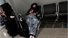 الصورة لمسافرة تنتظر موعد إقلاع طائرتها في مطار فلوريدا