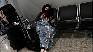 الصورة لمسافرة تنتظر موعد إقلاع طائرتها في مطار فلوريدا