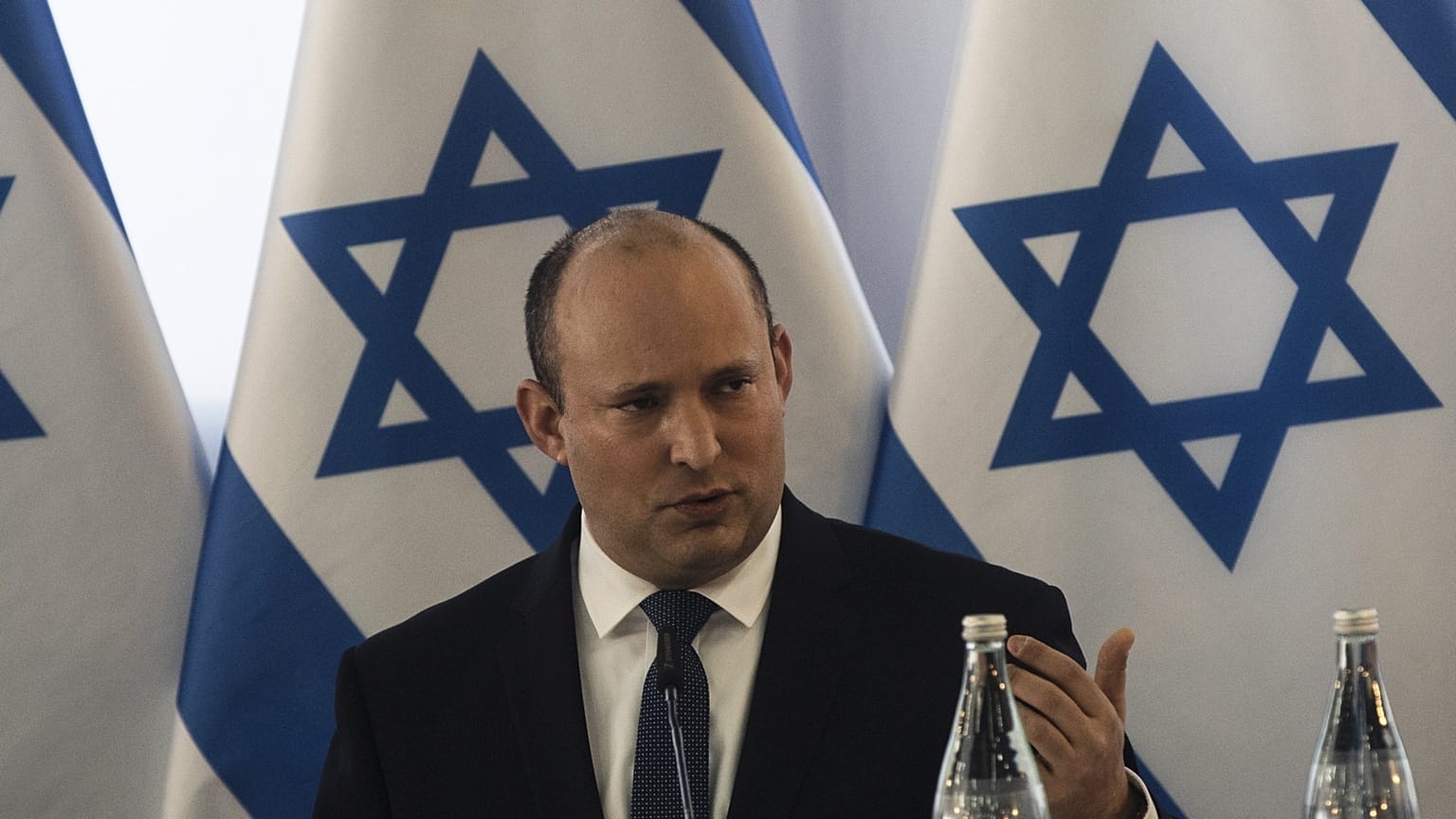 Naftali Bennett izraeli miniszterelnök felszólal kormányának heti ülésén