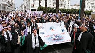 متظاهرون من النقابات العمالية والمحامين في مسيرة احتجاجية في الرباط، المغرب. 2013
