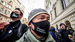 Un soutien de l'ONG avec un masque sur lequel est écrit "Memorial ne peut pas être interdit", devant la cour suprême de Moscou, le 28 décembre 2021
